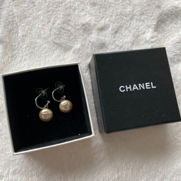 Chanel Off White Cream Pearl CC Silver Dangly Earrings With Box - Picture 1 of 5